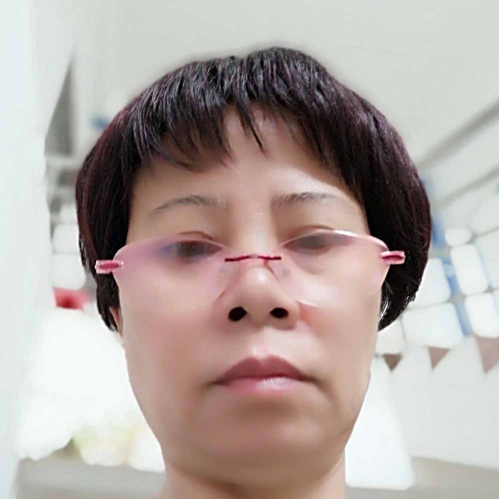 小鸽子闻彩色的照片