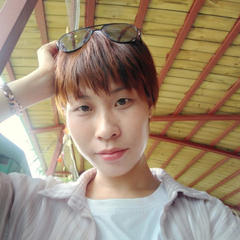 爱笑的小女孩的照片