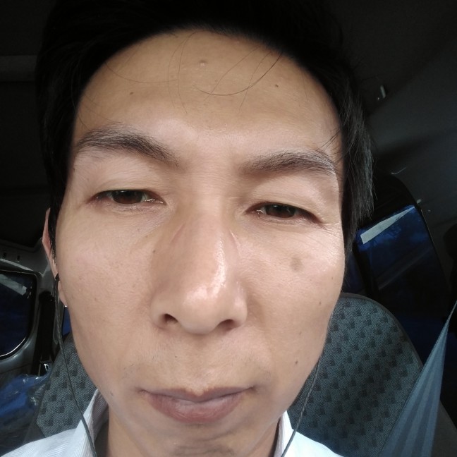 高兴拿电话的照片