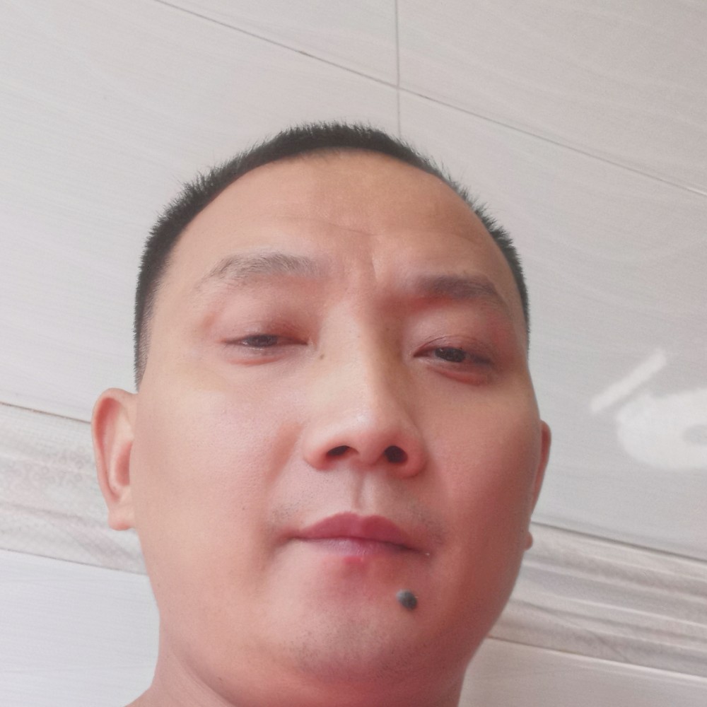 无垠蹙眉少女的照片