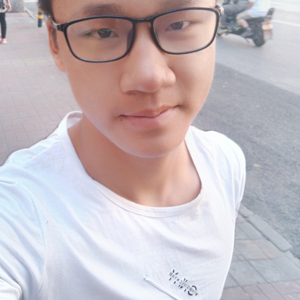 专注项链的照片