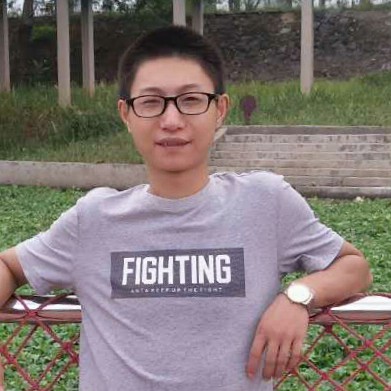 细心拿招牌的照片