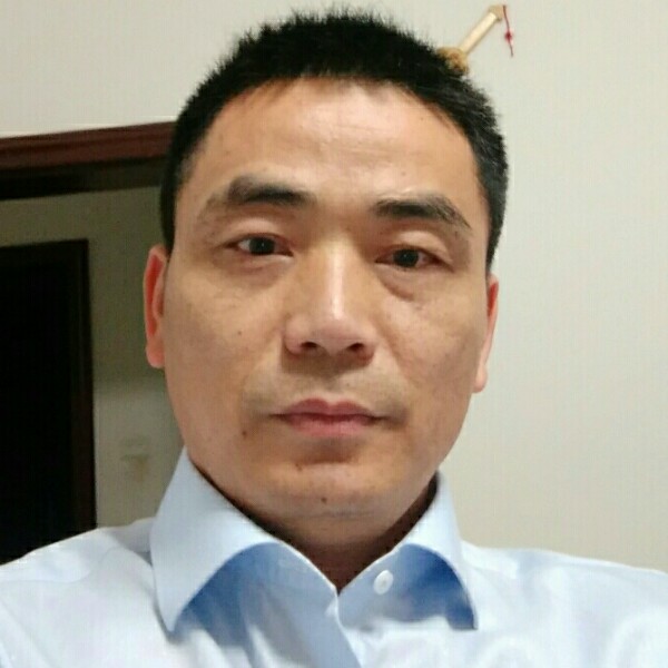 大叔回眸儒雅的照片