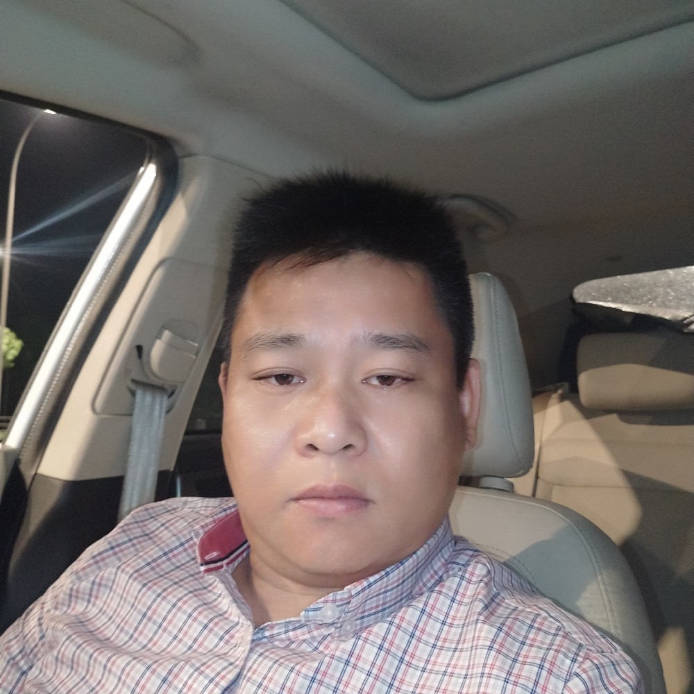 粗暴拿热狗的照片