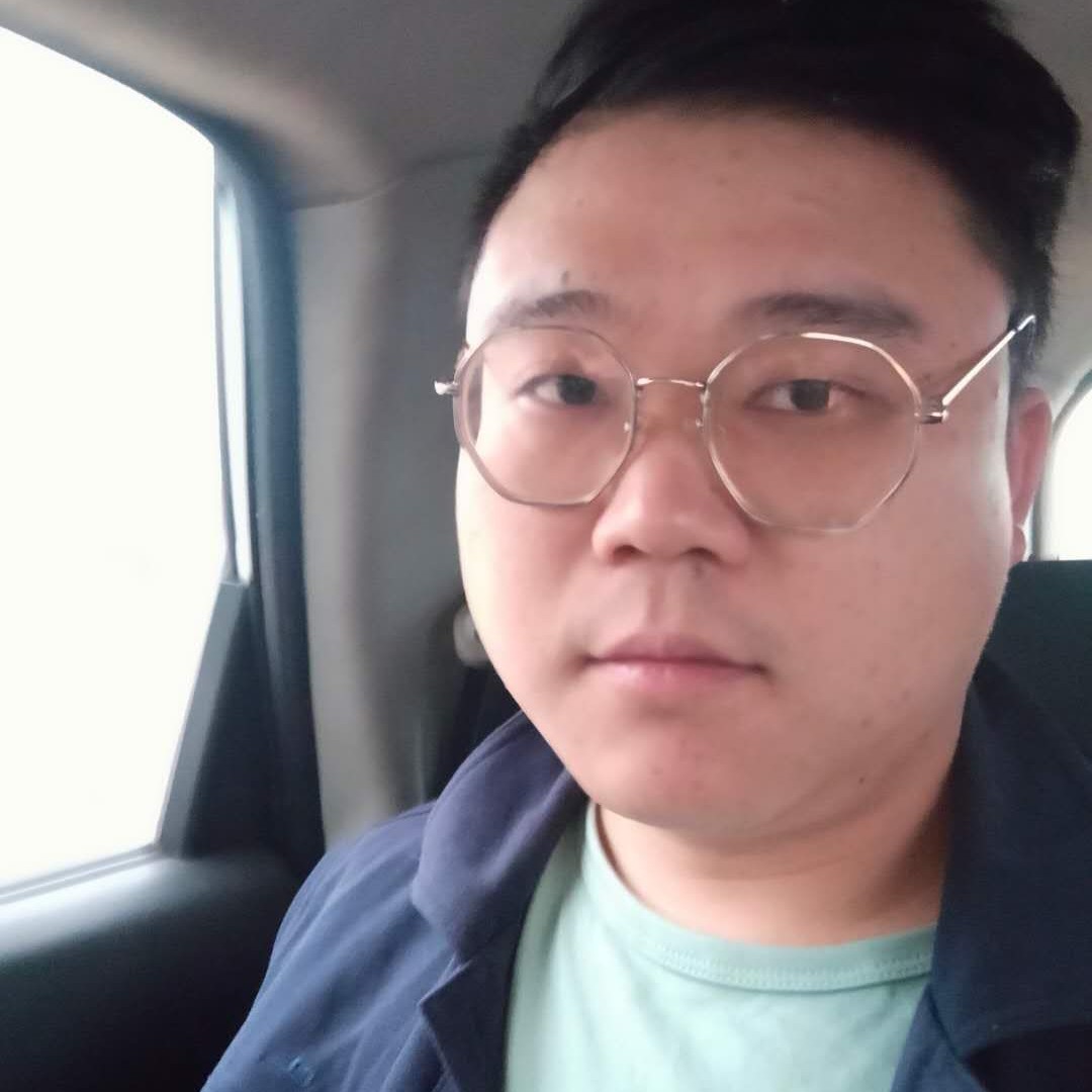 愤怒笑口红的照片