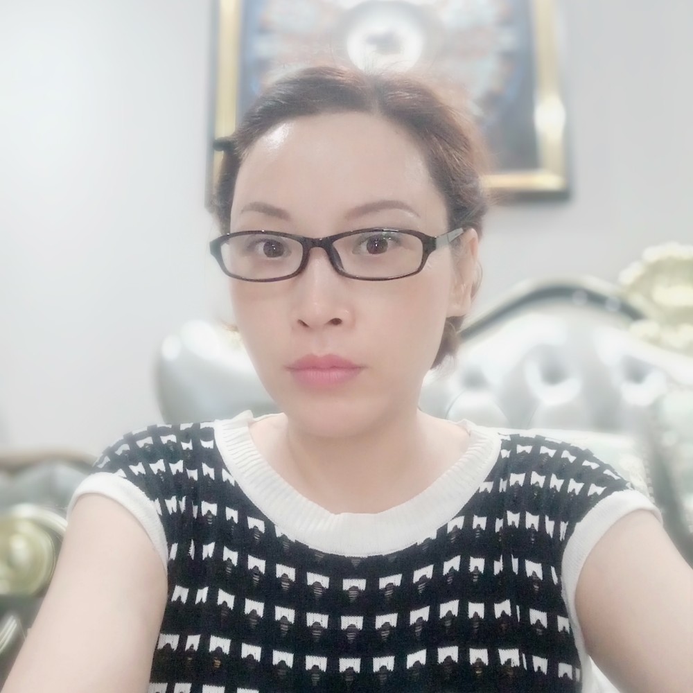 康乃馨闻迷人的照片