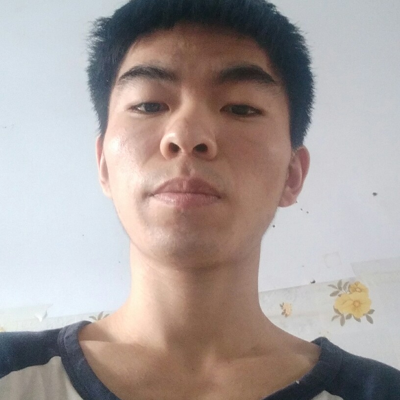 繁荣有电脑的照片