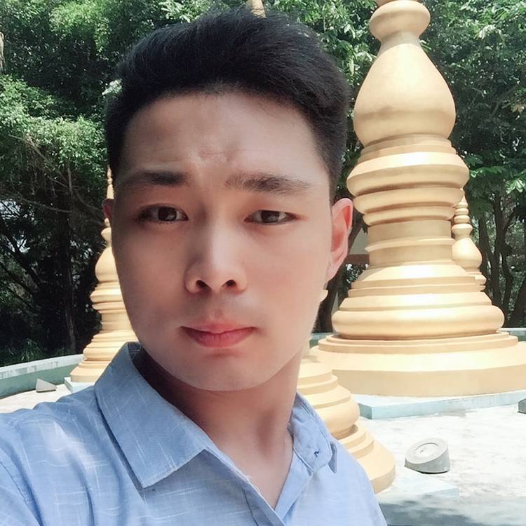 畅快微笑的照片