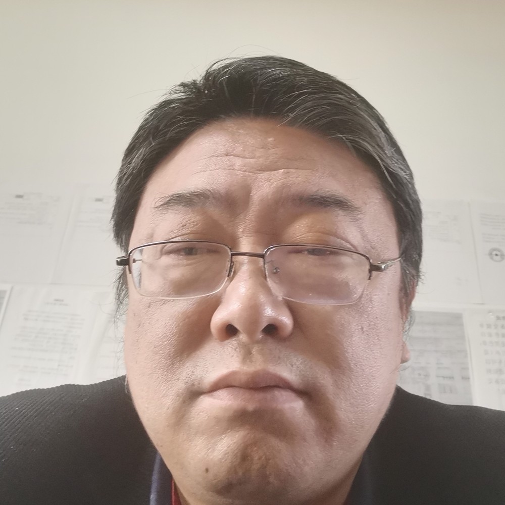 勤恳方裙子的照片