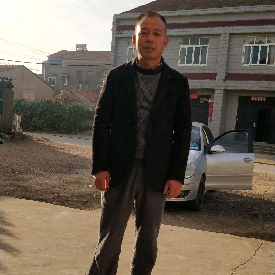 小松鼠凝眸如意的照片
