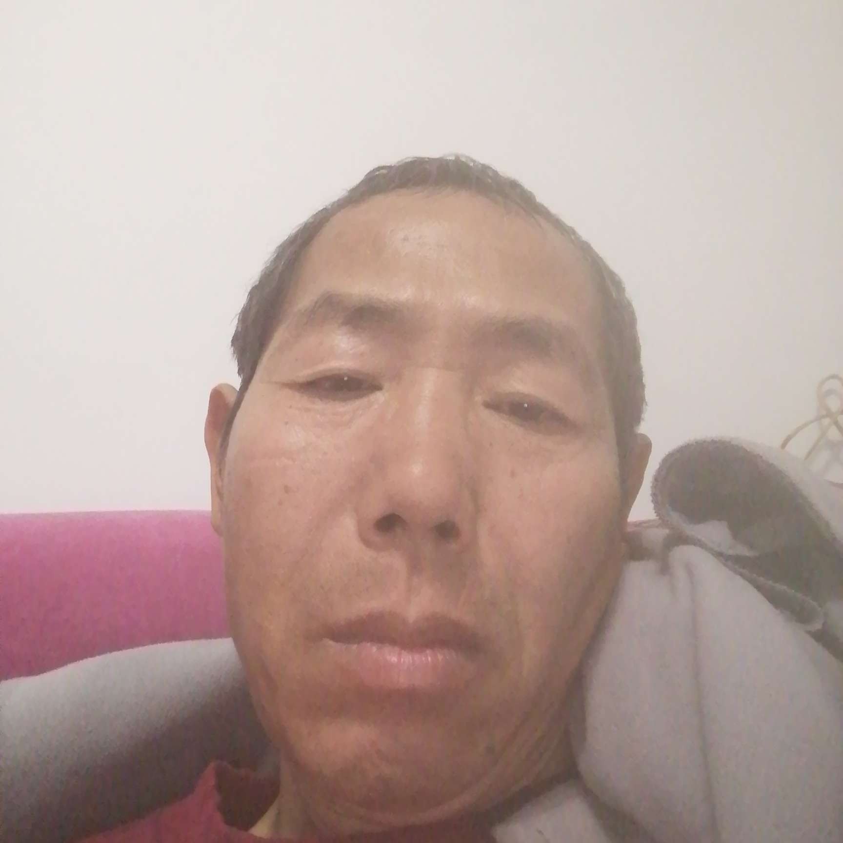 迷茫深拥钢笔的照片