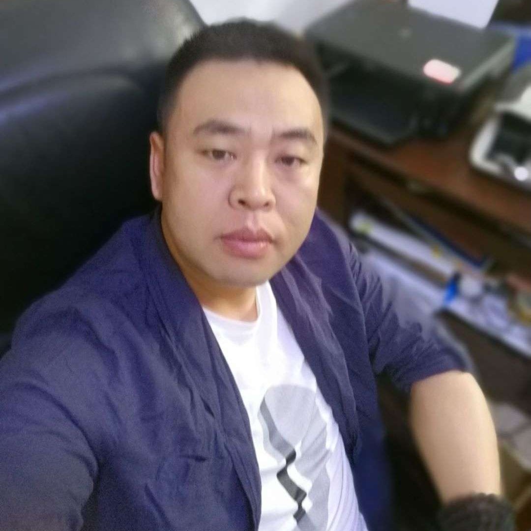 风中的中年的照片