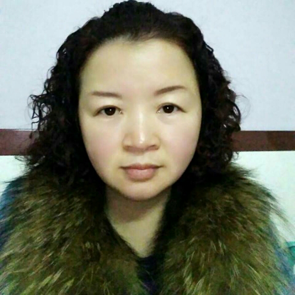 勤劳拿电灯胆的照片