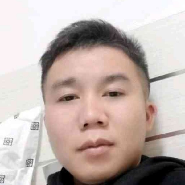 伶俐拿薯片的照片