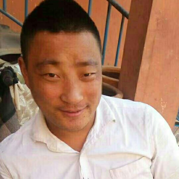 荼蘼拿香蕉的照片