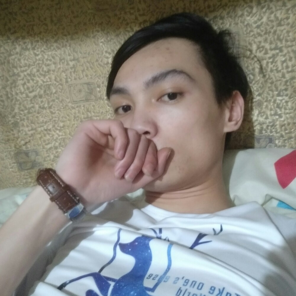微笑浅吻刺猬的照片