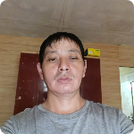 温柔闻向日葵的照片