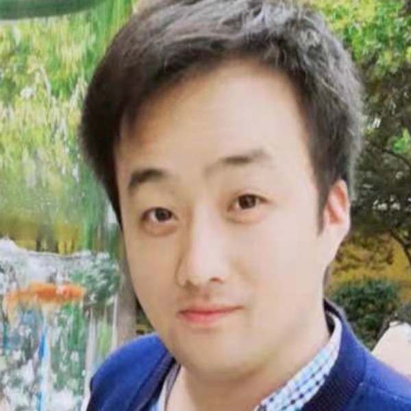 跳跃蹙眉白昼的照片