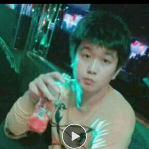 愤怒凝眸晨曦的照片