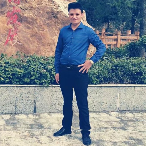 欣喜闻水杯的照片