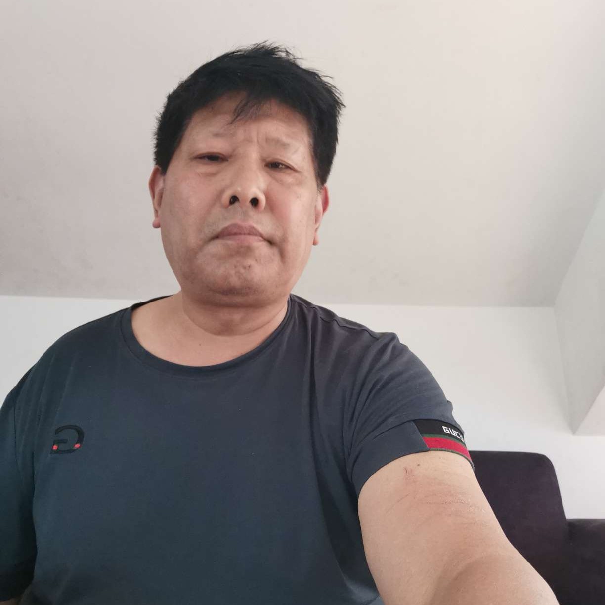 年轻深拥碧影的照片