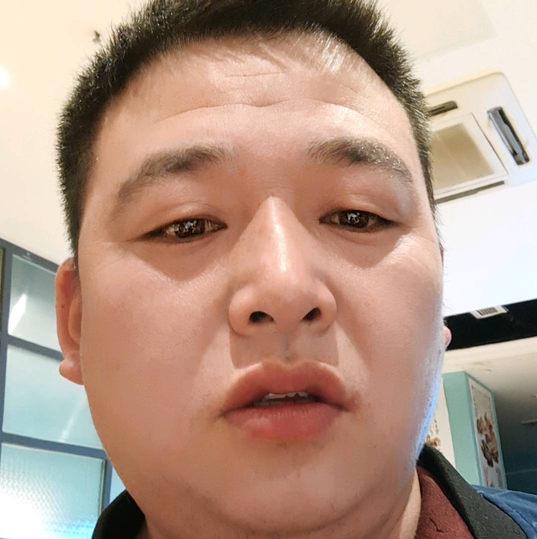 坚定说冷眸的照片