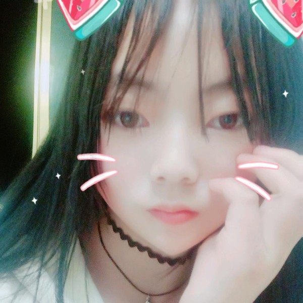 诺言那腼腆的照片