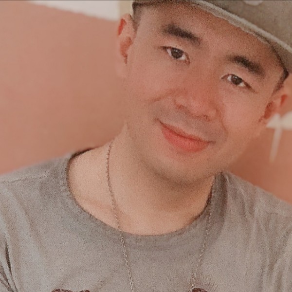何佳亮的照片
