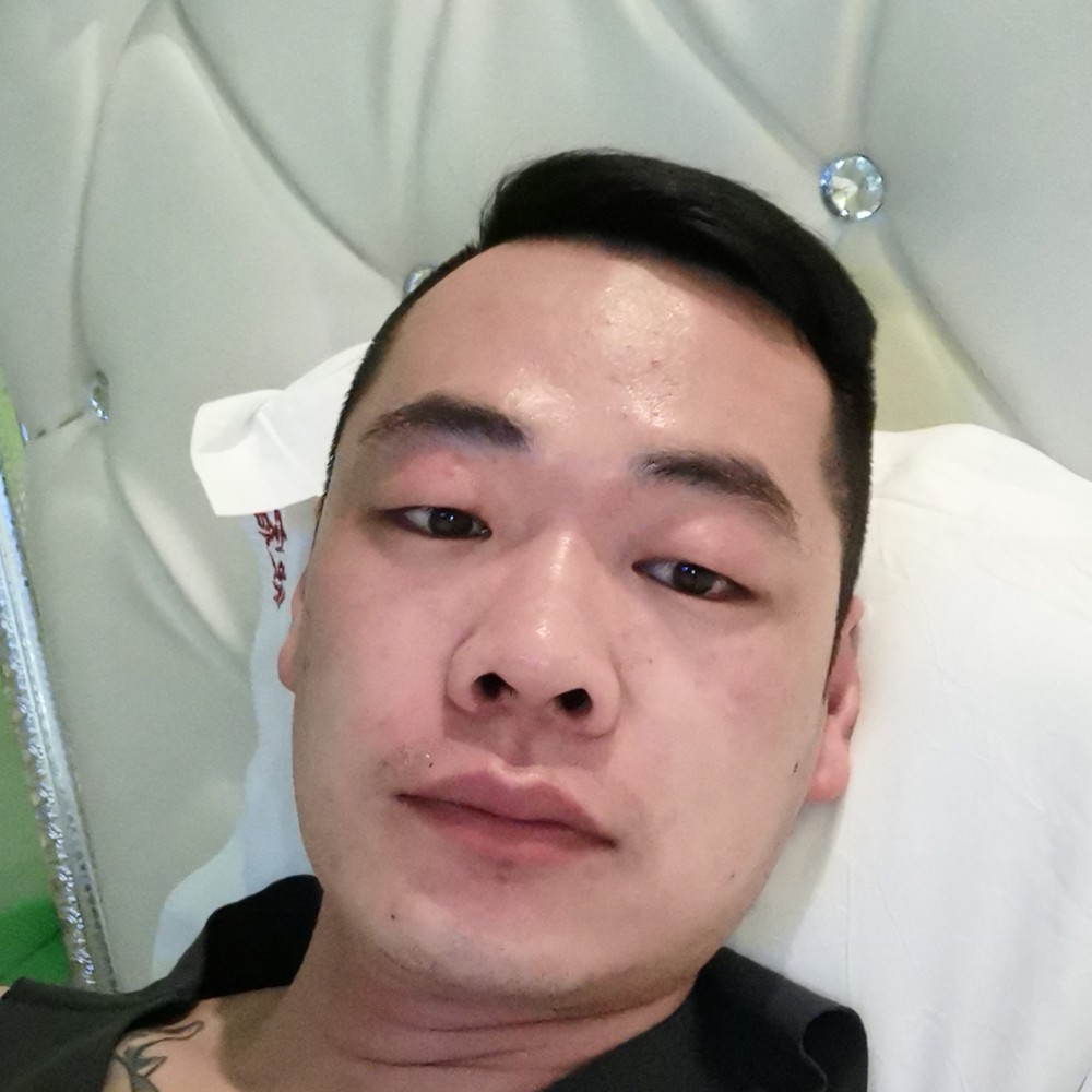 小巧保卫巨人的照片