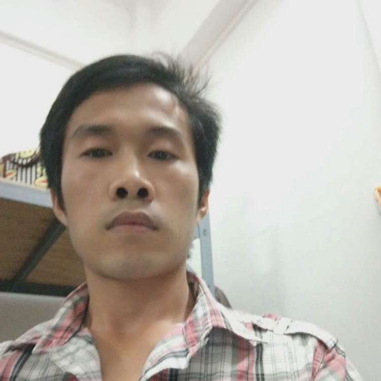 魁梧倾心小兔子的照片