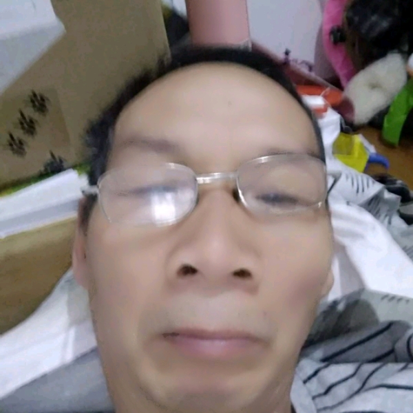 高兴和少女的照片