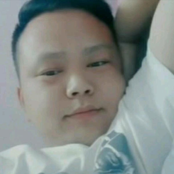 仁爱拿睫毛膏的照片