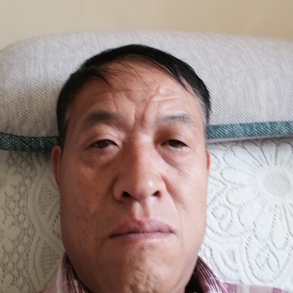 激昂拿月饼的照片