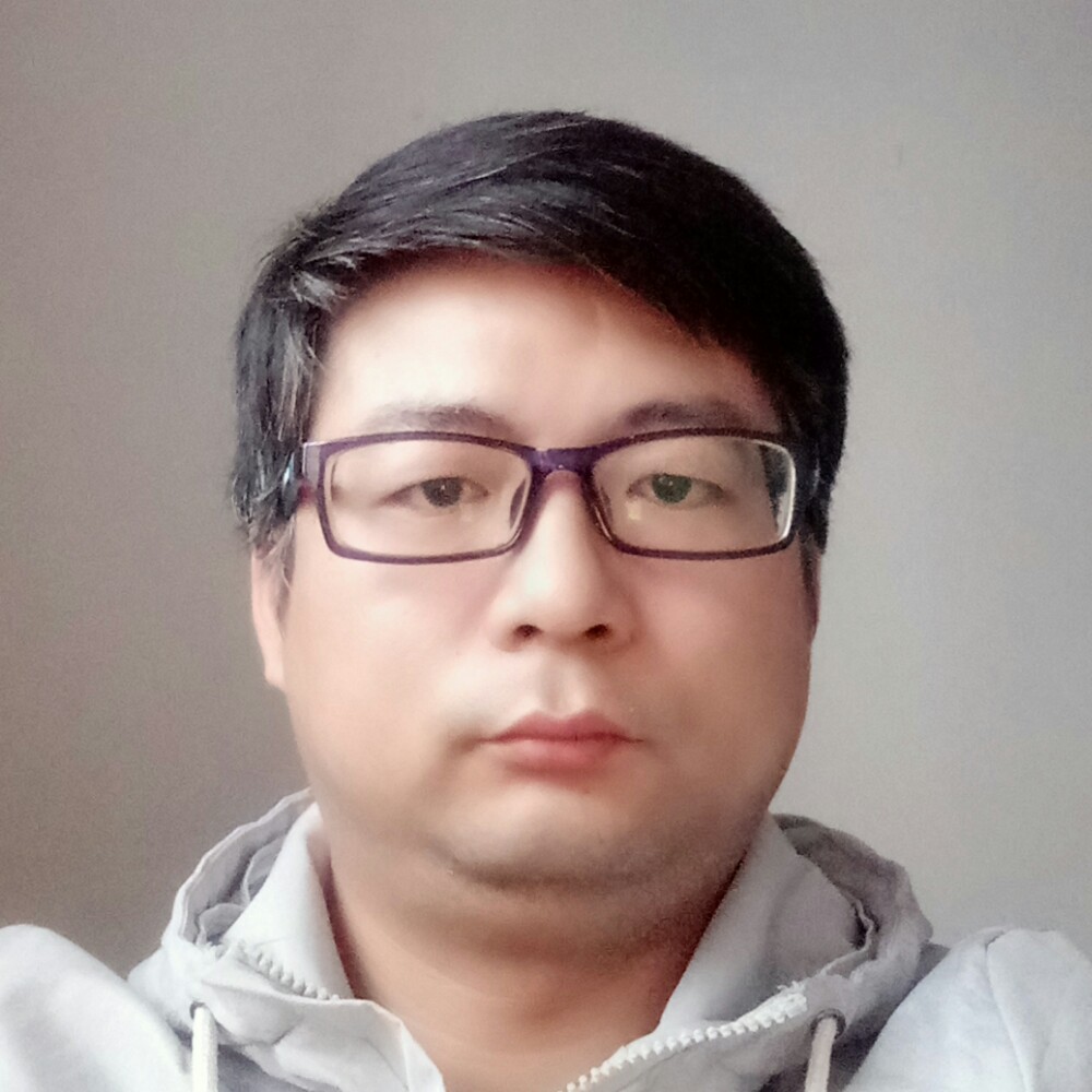 一个人漫步暖光的照片