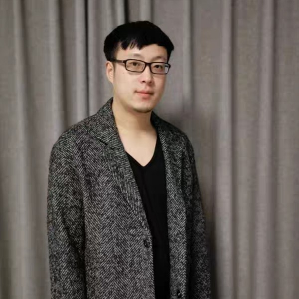 安静深拥啤酒的照片