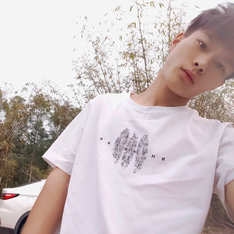 清曲回眸忧虑的照片