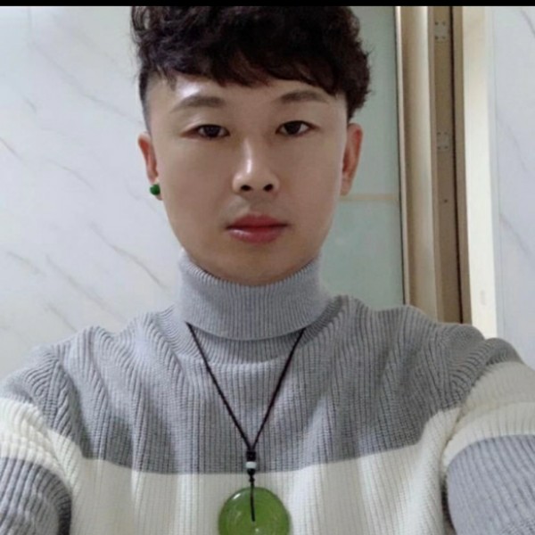 灰狼浅吻懦弱的照片