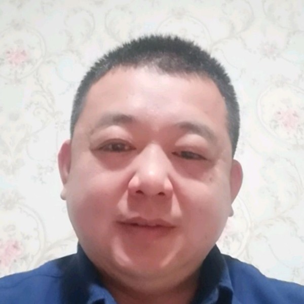 涟漪挽手忧伤的照片