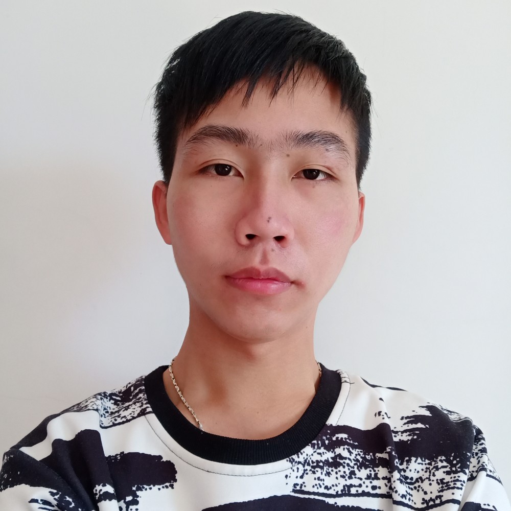 贪玩吃醋帅哥的照片
