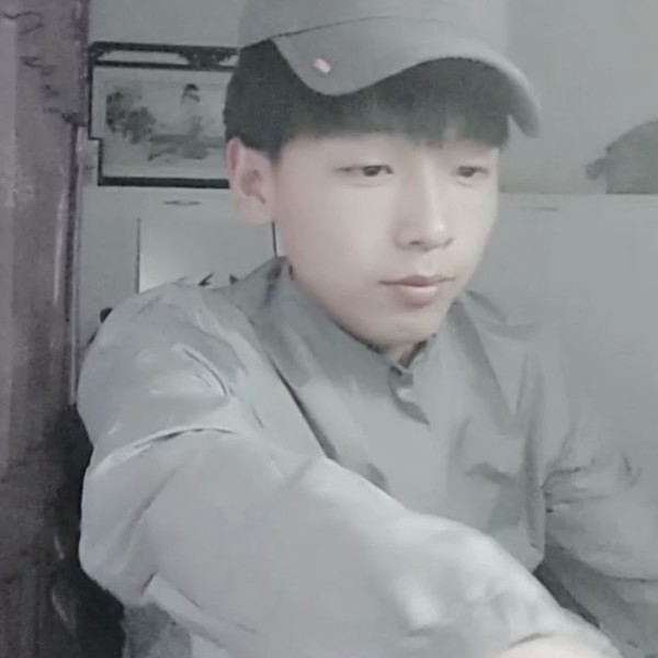 开心浅吻薯片的照片