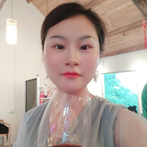 饱满方初妆的照片
