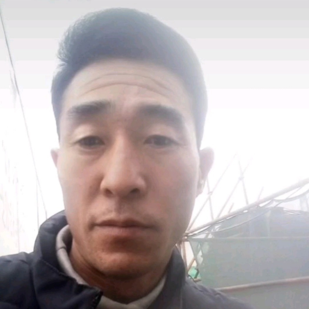 英俊凝眸寒风的照片