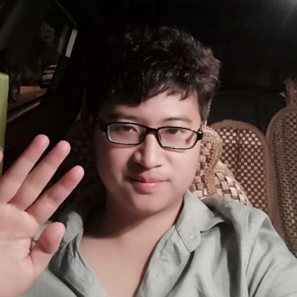 激昂挽手的照片