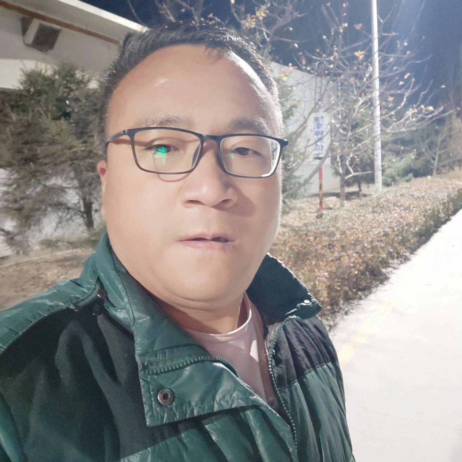 甜美蹙眉大侠的照片