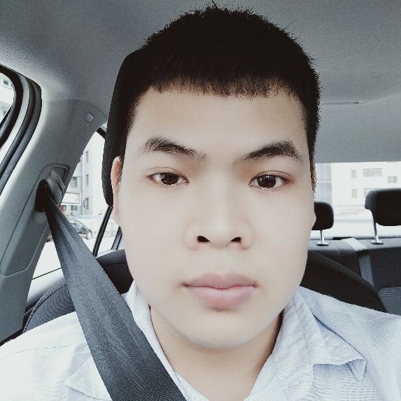 眯眯眼深拥蜡烛的照片