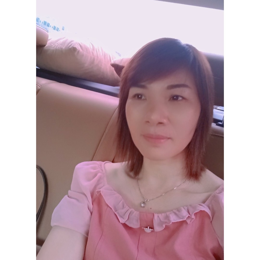 友好保卫鸵鸟的照片