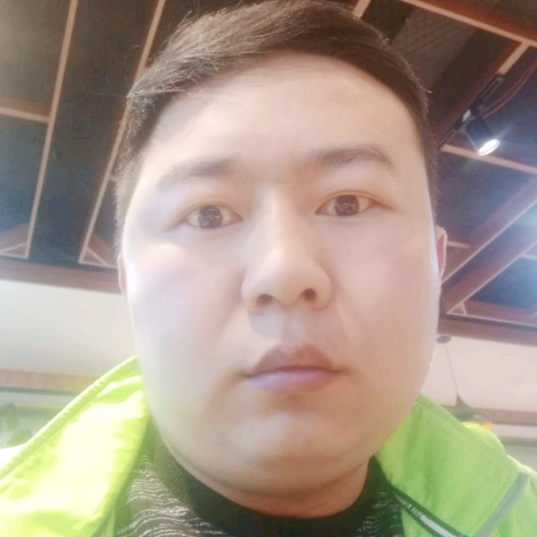 温暖踢巨人的照片