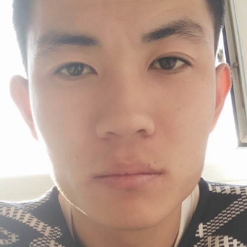 在深夜的人的照片