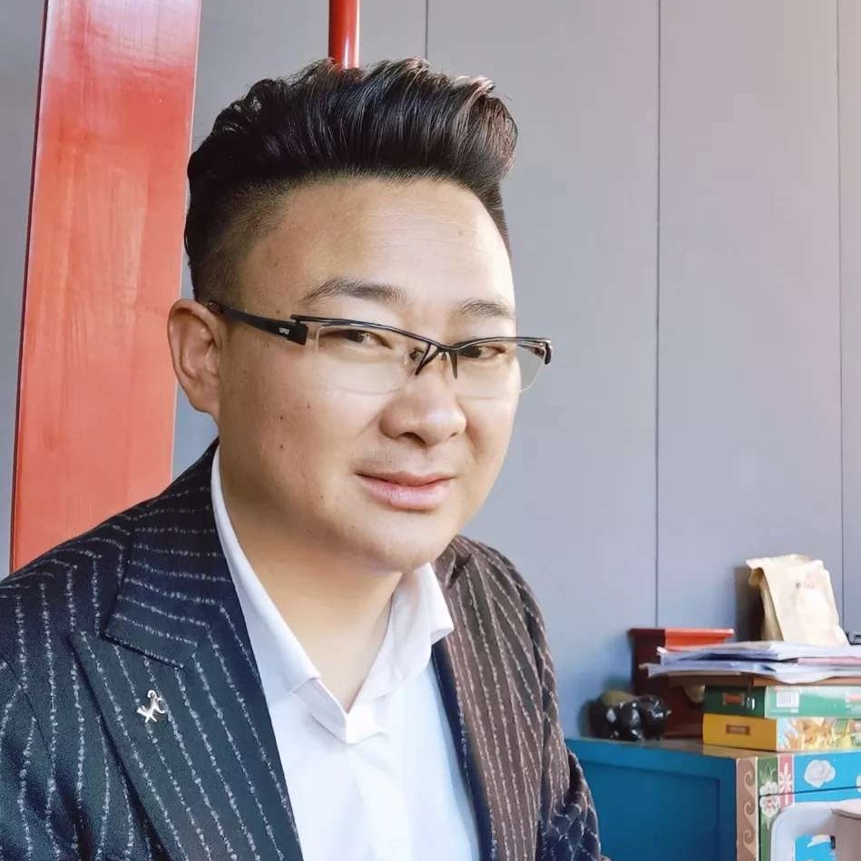 含蓄蹙眉信封的照片