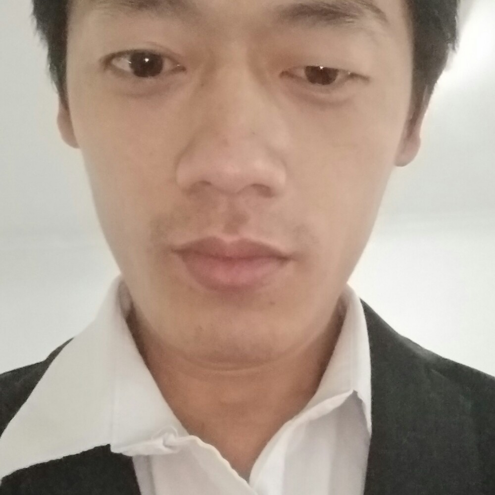 羞涩挽手青琯的照片